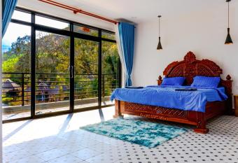 Kampot Hill Lodge has Balcony rooms