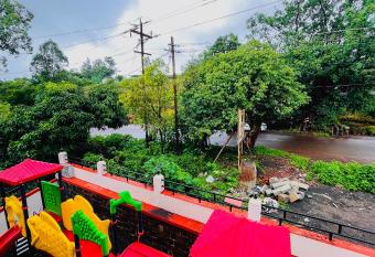 Gulmohar Resort & Spa has rooms with a private hot tub