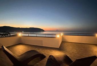 H&H Calme has Balcony rooms