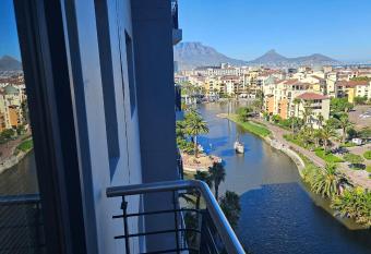 SS Luxury Apartments has rooms with a private hot tub