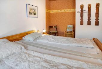 Bungalow in Ne  mersiel l  dt mit seiner Terrasse und weiteren Annehmlichkeiten zum erholsamen Urlaub ein. allows 18 year olds to book a room