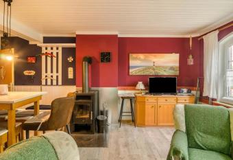 F  r ihren Urlaub an der Nordsee, ob mit Familie oder nur zu zweit oder auch mit Ihrem Hund, ist diese Fewo der ideale Ort zur Erholung. allows 18 year olds to book a room