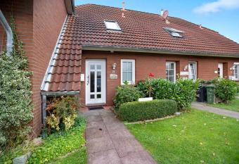 Das Ferienhaus Haus Deichblick in Ne  mersiel ist die perfekte Unterkunft f  r einen stressfreien Urlaub mit Ihren Liebsten. allows 18 year olds to book a room