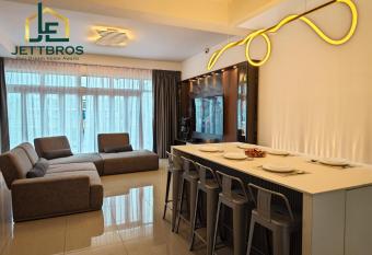 JettBros D  Amore Paradiso @Mount Austin JB has rooms with a private hot tub