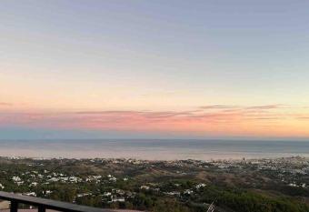 Precioso apartamento con vistas has rooms with a private hot tub