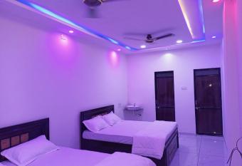 Jay Mahakal has rooms with a private hot tub