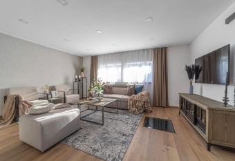 Kun     51 has rooms with a private hot tub