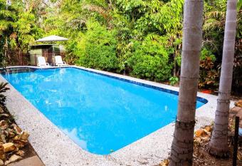 Tropica Bliss: 2.5km to CBD allows 18 year olds to book a room