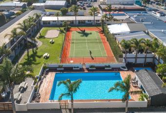 Palm Pacific Resort & Motel allows 18 year olds to book a room