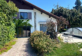 La chaumi  re aux fleurs has Balcony rooms