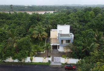 Varunika villa has rooms with a private hot tub