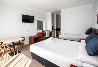 Springwood Motor Inn allows 18 year olds to book a room