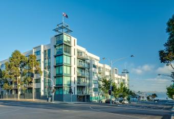 Waterfront (Yarra St) by Gold Star Stays allows 18 year olds to book a room