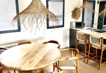 Villa luxe vue mer panoramique - sauna-hamam - jacuzzi has rooms with a private hot tub