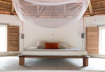 Le Campement has rooms with a private hot tub