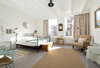 Alta Mar Studios has Balcony rooms