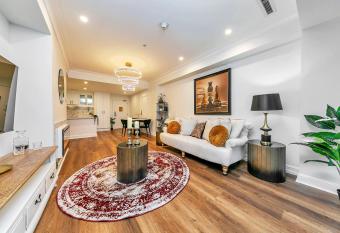 Royale Palace - Rooftop Pool &Spa has rooms with a private hot tub