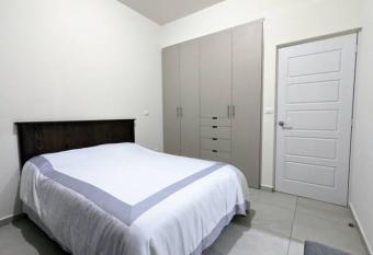 Habitaci  n con ba  o privado, frente al Conin allows 18 year olds to book a room