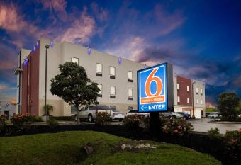 Studio 6 Suites Texas City  Tx I 45 South allows 18 year olds to book a room