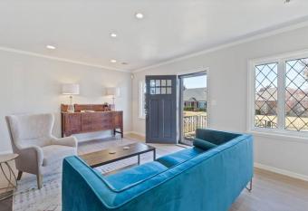 Tulsa Vintage Chic Cottage - King Bed Expo, Tu, Dtwn allows 18 year olds to book a room