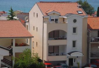 Apartments Juric has Smoking/Balcony rooms