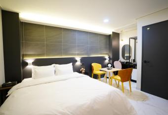 Saturn Hotel has rooms with a private hot tub