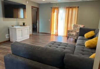 Fox Lake Road Bungalow (Near Trine University) has Balcony rooms