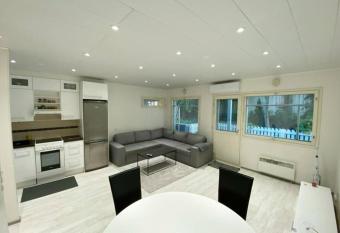 Bright house for short stay has Balcony rooms