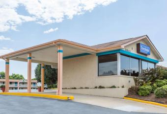 Travelodge by Wyndham Ridgeway Martinsville Area has Smoking rooms