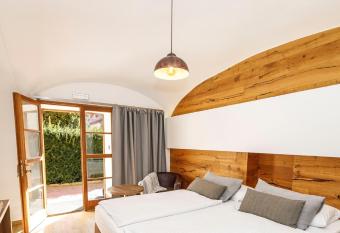 Dv  r Pec  nov allows 18 year olds to book a room