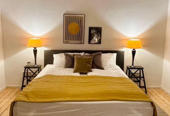 FeelsLikeHome - Stylische und zentrale Altbauwohnung mit Terrasse&Garten has Balcony rooms