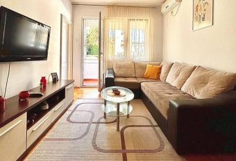 Cozy, charming one bedroom apt allows 18 year olds to book a room