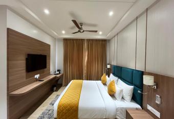 Hotel Three Seasons allows 18 year olds to book a room