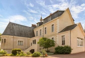 H  tel Le Haut des Lys has rooms with a private hot tub