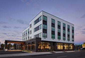 Hayward Inn has Balcony rooms