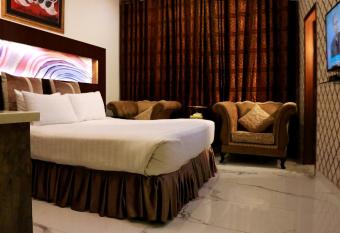 Hilton Suites Lahore has rooms with a private hot tub