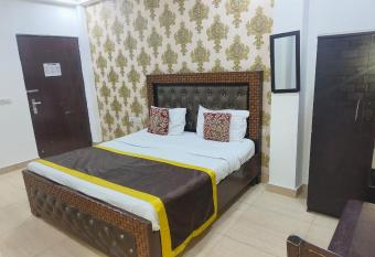 JPS DELIGHT HOTEL has rooms with a private hot tub