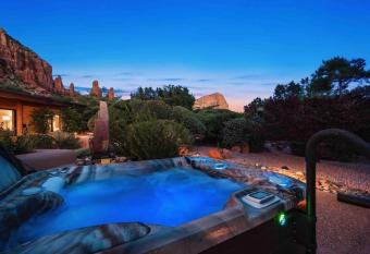 Chapel Vista Main House Red Rock Views and Hot Tub has rooms with a private hot tub