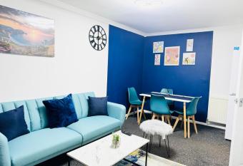 2BR*Free Parking*Off A12*Family*Contractors has Balcony rooms