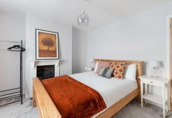 Cosy 2-bedroom house in Croydon allows 18 year olds to book a room