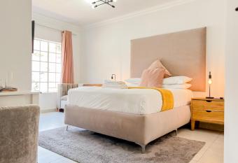 Amoris Guesthouse - In Brooklyn has Balcony rooms