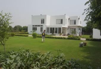 BnBBuddy 3 Bhk FarmHouse,Gurugram has Balcony rooms