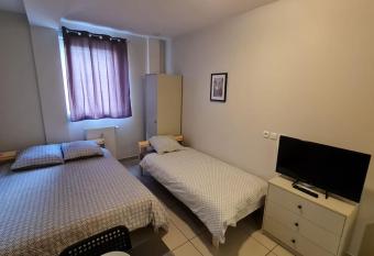 Mon petit coin de paradis allows 18 year olds to book a room