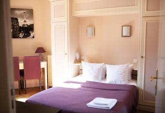 H  tel du Parc allows 18 year olds to book a room