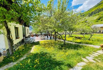 Ioska s House has rooms with a private hot tub