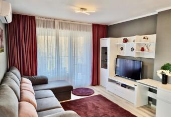 Near Forest has rooms with a private hot tub