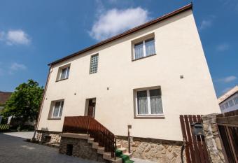 Hello Apartman has Balcony rooms