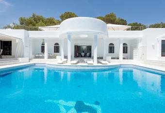 Villa Rica Beach has rooms with a private hot tub