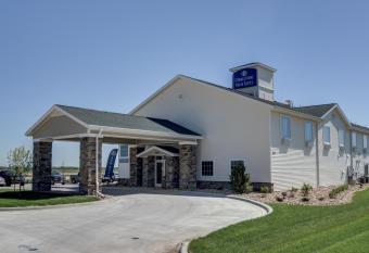 Cobblestone Inn & Suites-Kersey allows 18 year olds to book a room