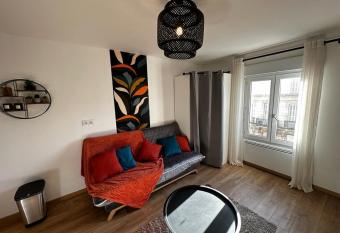 Le Songe bleu - centre ville - netflix allows 18 year olds to book a room